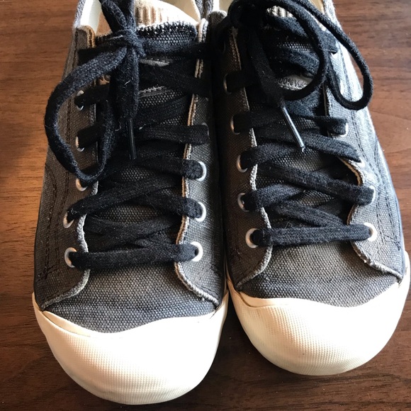 Ladies KEEN Tennis shoes - Picture 2 of 4